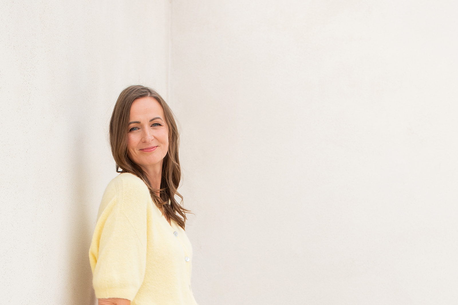 Anne Bauer vor einer hellen, ruhigen Wand
